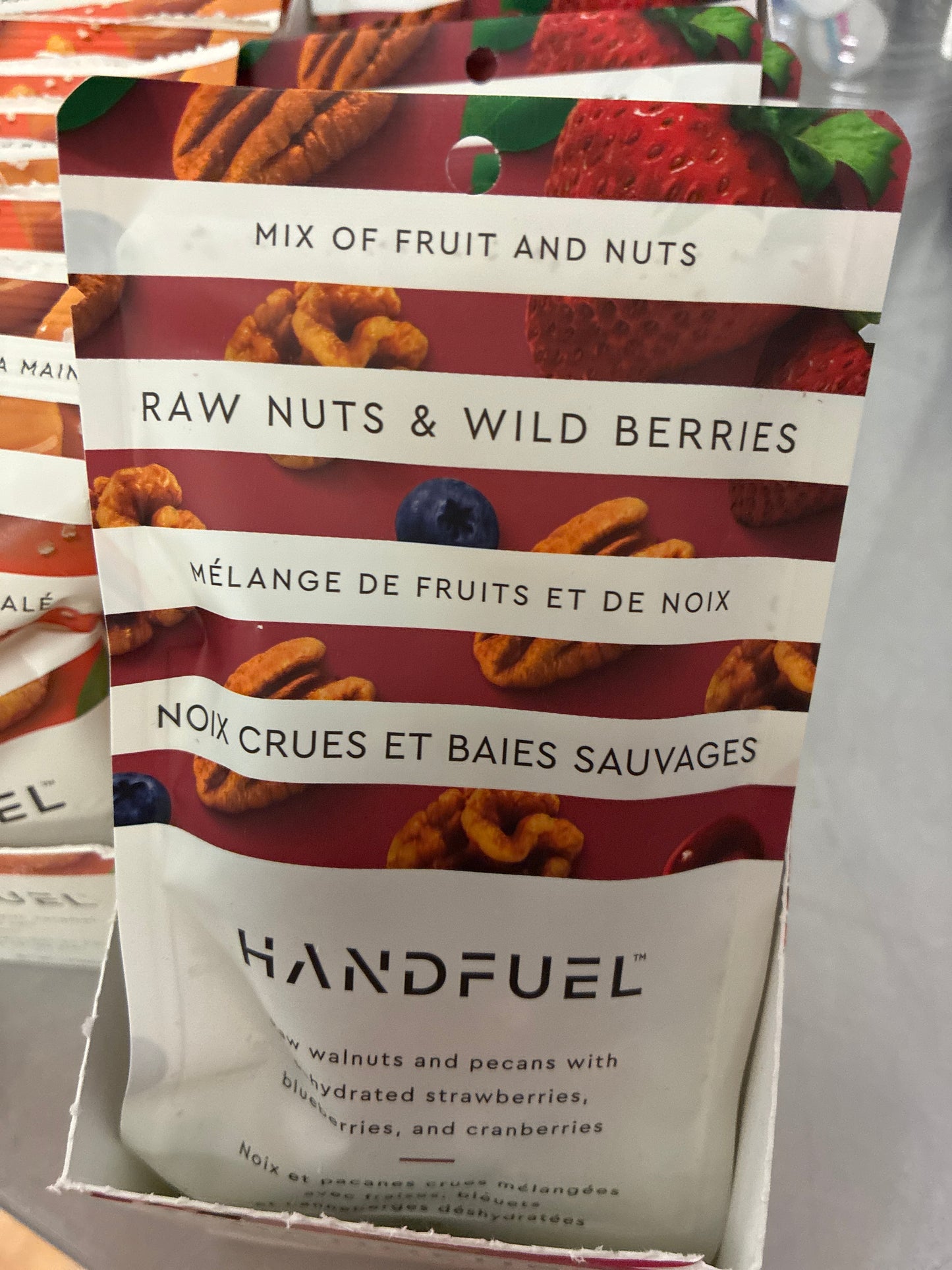Handfuel raw nuts and wild berries